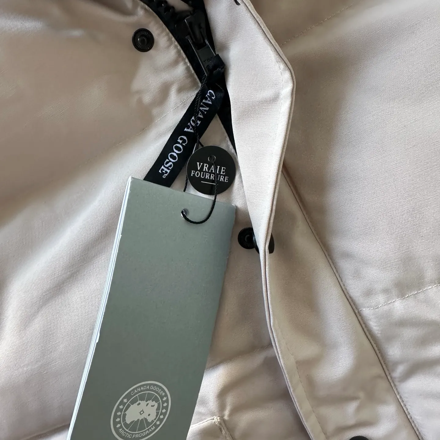 P380 Top real shot - Style number: TT119 Canada Goose has always been recognized as the warmest down jacket. Various Instagram celebrities, Internet celebrities, and celebrities often wear it for street photos. I make Canada Goose every year, but I still can't get rid of my love for the goose. No matter how cold the days are, there is no need to be afraid because of the care of the goose. The down vest is definitely a concave shape in autumn and winter. It is a trading company order model, exclusively launched! The purchase at the counter is the same as the genuine original clothes. Pay attention to the matching. There is velvet on the back collar, which is more warm. There is a zippered hidden pocket on the inside, and the genuine net pocket is synchronized inside. You need to compare the genuine products at any time. All the accessories are custom-made from the original factory. 1️⃣Fabric: Domestic exclusive Japanese original fabric with characteristics: waterproof, drill-proof, anti-fading, 24-count calendered woolen surface (waterproof level conforms to the ball raincoat level) 2️⃣Down: national standard 80 white duck down Supports identification (many on the market are 50 velvet and recharged in order) with better thermal insulation performance, light and not heavy, and good recovery of fluffiness after compression!  3️⃣Zipper: Original factory customized zipper with clear engraving and perfect texture. Original customized authentic YKK military-grade copper core zipper puller that can withstand hundreds of thousands of pulls. 4️⃣Embroidery: Imported new Behringer embroidery machine customized with 10,000-needle electric embroidery, full/three-dimensional/clear! 5️⃣: 400D high-density count liner fabric in the inner liner completely eliminates the problem of velvet leakage and velvet leakage. In the down woven category, there is no bragging. There is currently almost no one that can do better than us! Make an original product with care, so that every customer has the confidence to introduce it to his customers: This is the top replica version in China. A good product does not need too much soft text to set it off. Color: black, gray, off-white, size: Please note that slight color differences on the product are normal and will not be used as a reason for return or exchange. #Due to different monitor display pixels and external factors such as shooting lighting
